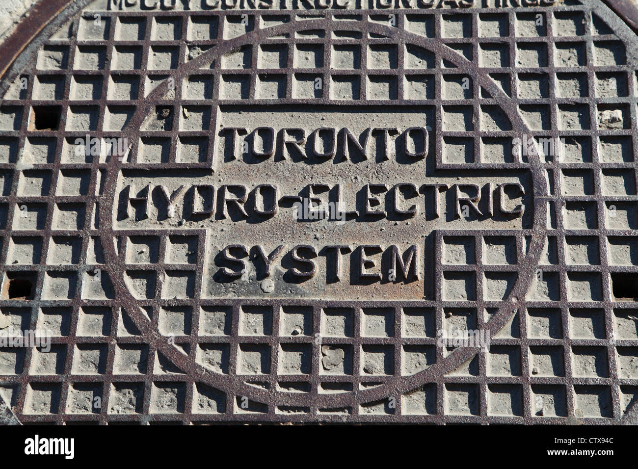 toronto-hydro-electric-manhole-cover-on-the-pavement-in-toronto-CTX94C